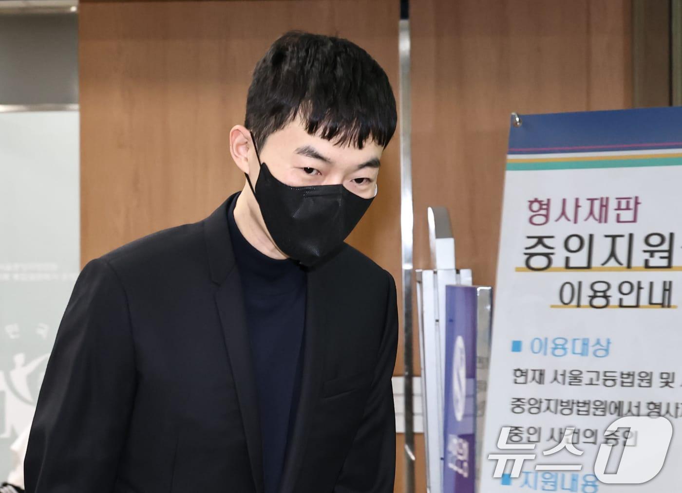 본문 이미지 - 수능 모의고사 문항 거래 혐의를 받는 강사 현우진이 24일 서울 서초구 서울중앙지방법원에서 열린 부정청탁및금품등수수의금지에관한법률위반 첫 공판에 출석하고 있다. (공동취재) 2026.4.24 ⓒ 뉴스1 오대일 기자