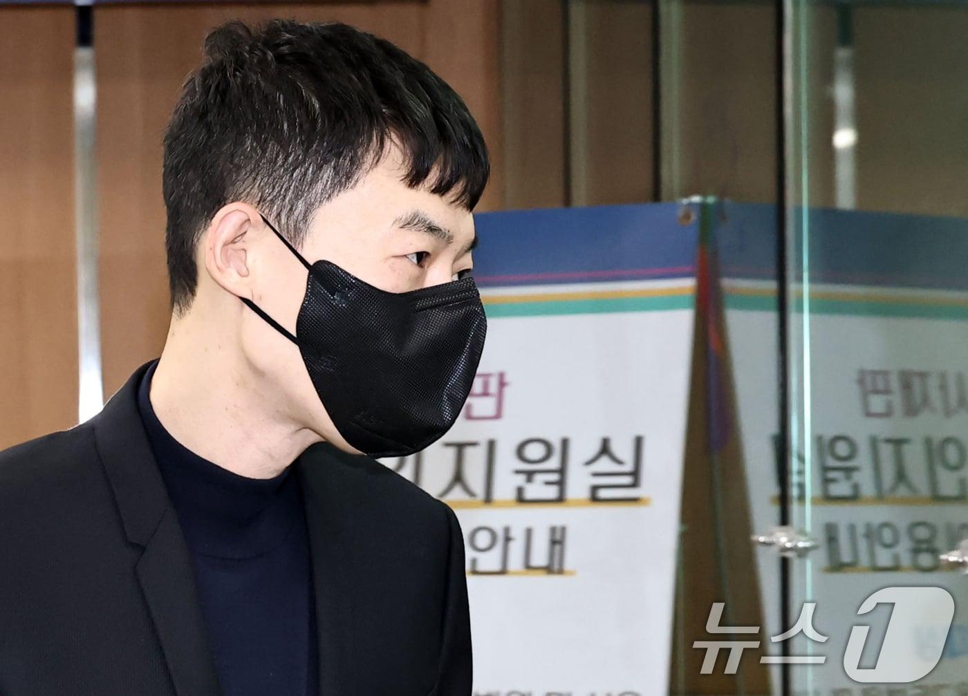 본문 이미지 - 수능 모의고사 문항 거래 혐의를 받는 강사 현우진이 지난 4월서울 서초구 서울중앙지방법원에서 열린 부정청탁및금품등수수의금지에관한법률위반 첫 공판에 출석하고 있다. (공동취재) 2026.4.24 ⓒ 뉴스1 오대일 기자