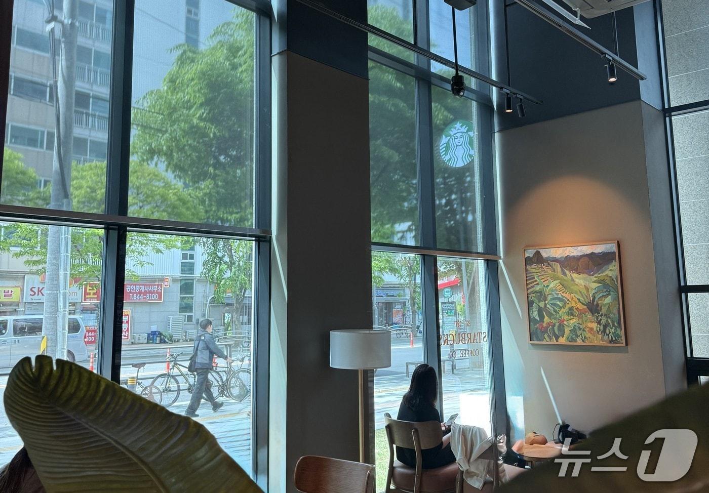 본문 이미지 - 스타벅스 보라매역점 매장 내부 전경. 2026.4.23 ⓒ 뉴스1 황두현 기자