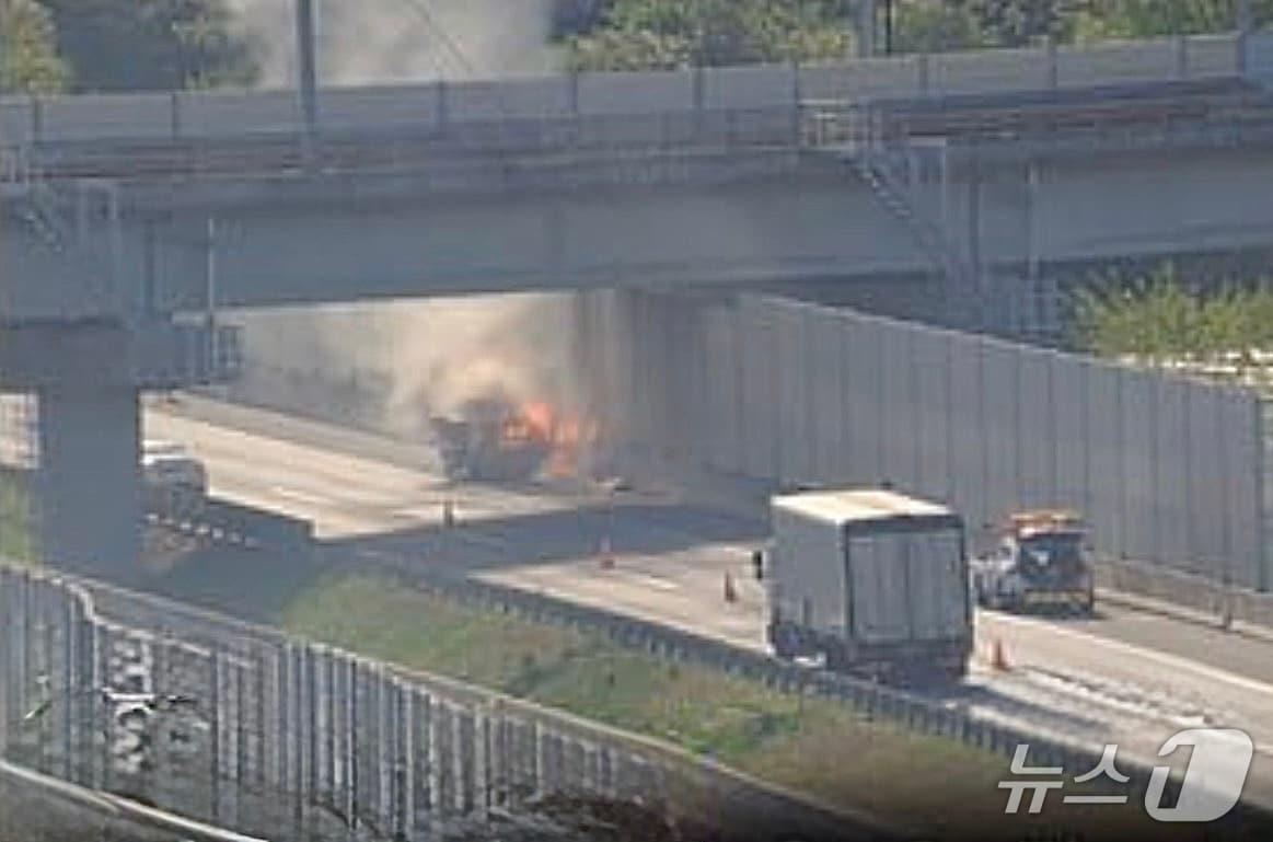 본문 이미지 - 화재 현장. (경기도소방재난본부 제공. 재판매 및 DB 금지) 2026.4.24/뉴스1