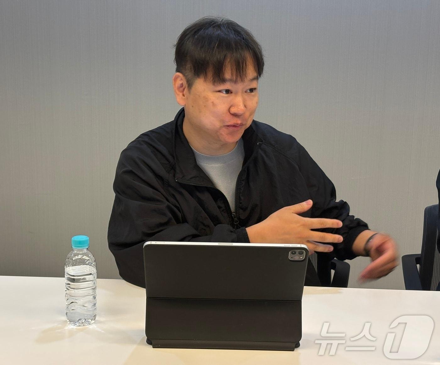 본문 이미지 - ‘지금 우리 학교는’ 등을 그린 주동근 웹툰 작가가 24일 서울 종로구에서 열린 IP융복합산업협회 간담회에서 발언하고 있다.2026.4.24 ⓒ 뉴스1 김민재 기자