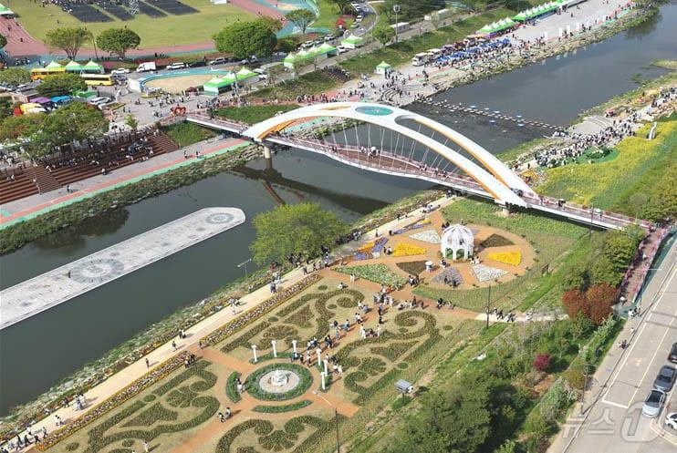 본문 이미지 - '2026 화순 봄꽃 축제'가 열리고 있는 전남 화순군 화순읍 꽃강길.(화순군 제공, 재배포 및 DB 금지) ⓒ 뉴스1