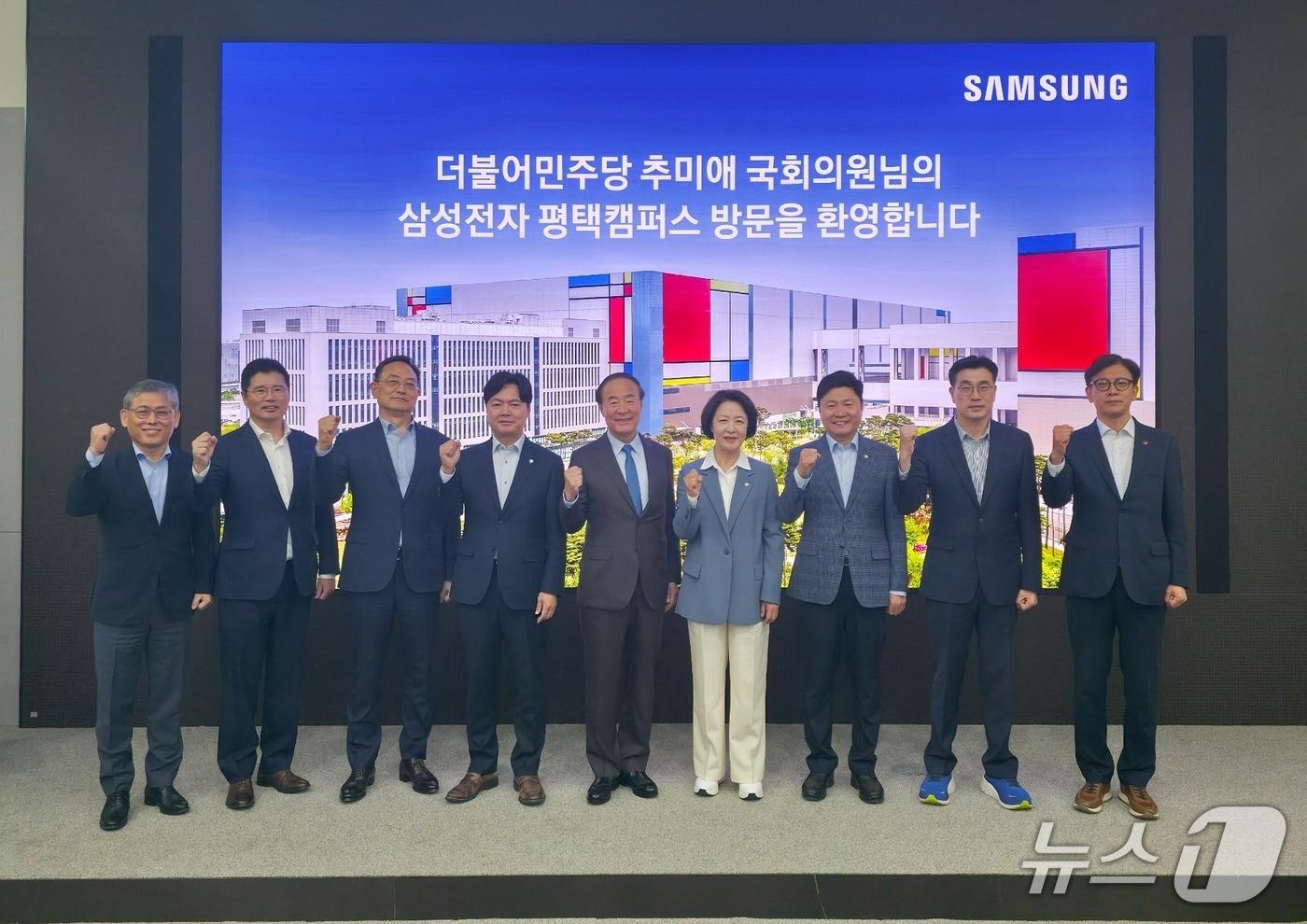 본문 이미지 - 추미애 의원이 24일 삼성전자 평택캠퍼스를 방문해 기념사진을 찍고 있다. 좌측부터 김용관 삼성전자 사장, 백수현 사장, 김완표 사장, 김현정 의원, 삼성전자 전영현 부회장, 추미애 의원, 홍기원 의원, 최원용 평택시장 예비후보, 현근택 용인시장 예비후보.