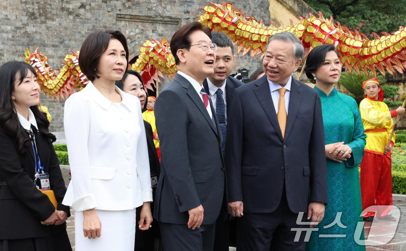 본문 이미지 - 이재명 대통령, 김혜경 여사와 또 럼 베트남 당 서기장 겸 국가주석, 응오 프엉 리 여사가 24일(현지시간) 친교일정으로 베트남 탕롱 황성를 방문해 시찰하고 있다. 2026.4.24 ⓒ 뉴스1 이재명 기자