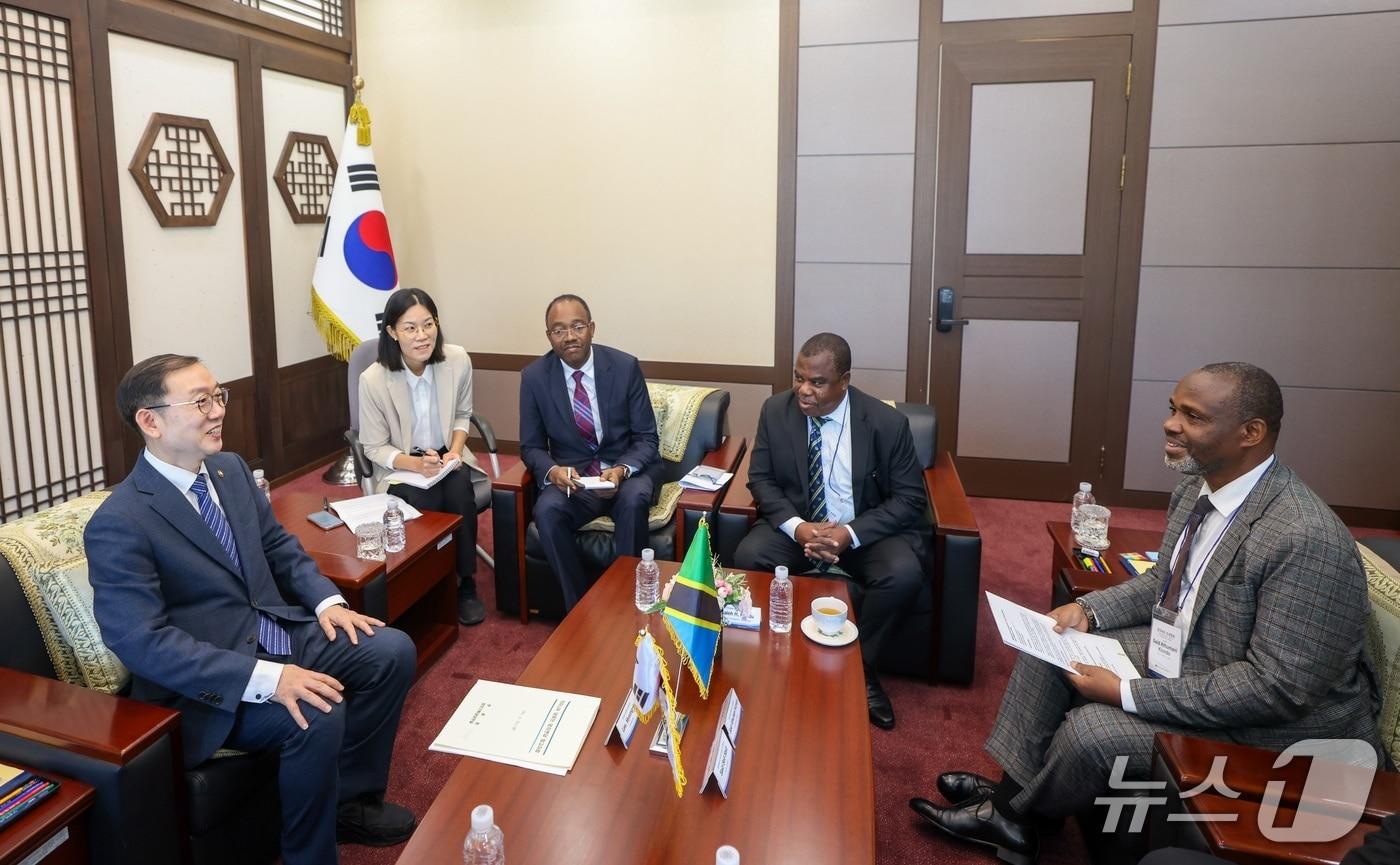 본문 이미지 - 이명구 관세청장(왼쪽)이 24일 서울세관에서 사이드 아투마니 키온도 잔지바르 조세청장과 양자 면담을 하고 있다. (관세청 제공.재판매 및 DB금지)/뉴스1