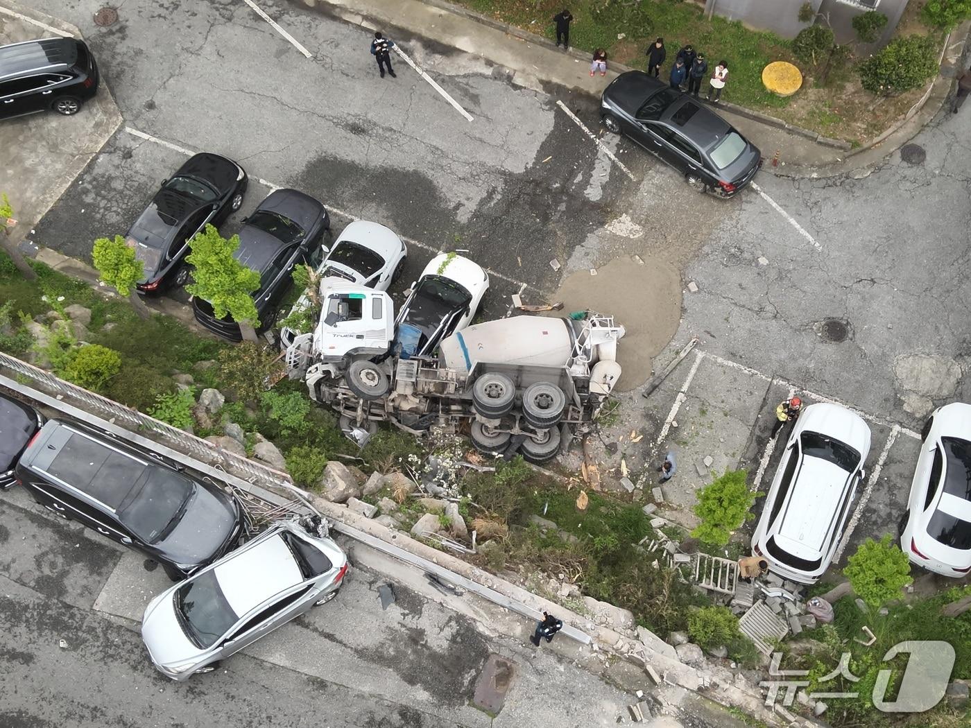 본문 이미지 - 23일 전남 여수 한 아파트 단지 주차장으로 추락한 화물차가 주차 차량을 덮친 모습.(사진=전남소방본부 제공. 재판매 및 DB 금지)