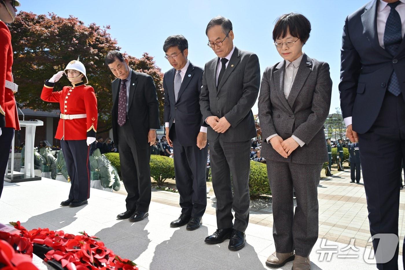 본문 이미지 - 이용철 방위사업청장이 24일 경기도 가평군 영연방 참전기념비에서 열린 제75회 가평전투 기념식에 참석했다. 2026.4.24./ⓒ 뉴스1(방위사업청 제공)