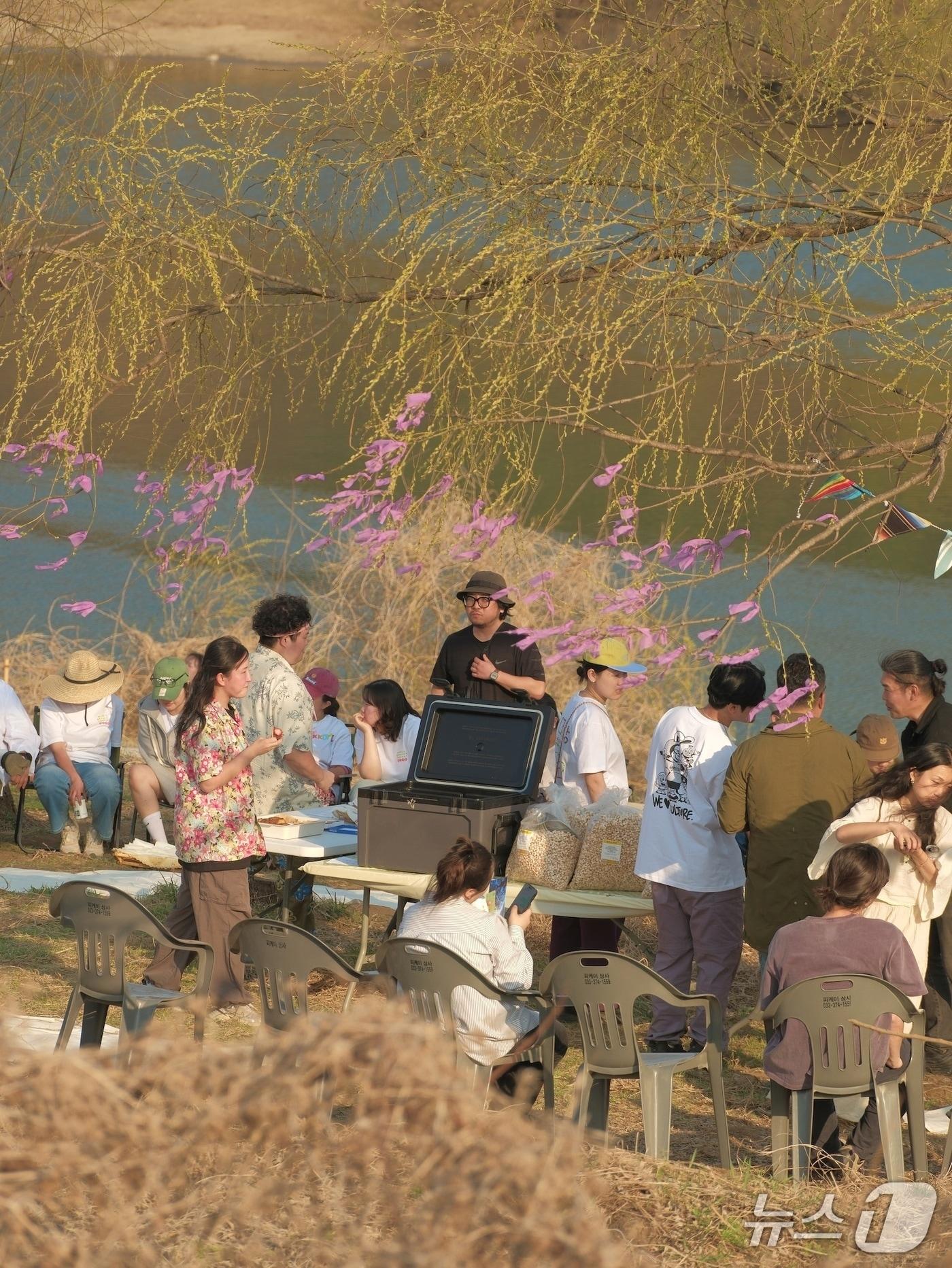 본문 이미지 - 강원 영월군이 6월 7일 청령포 강변에서 제2회 로컬 창작자 마켓 '영월 쪼매장’을 여는 가운데 5월 6일까지 이 행사에 참여할 창작자 등을 모집한다. (영월군 제공. 재판매 및 DB금지) 2026.4.24/뉴스1