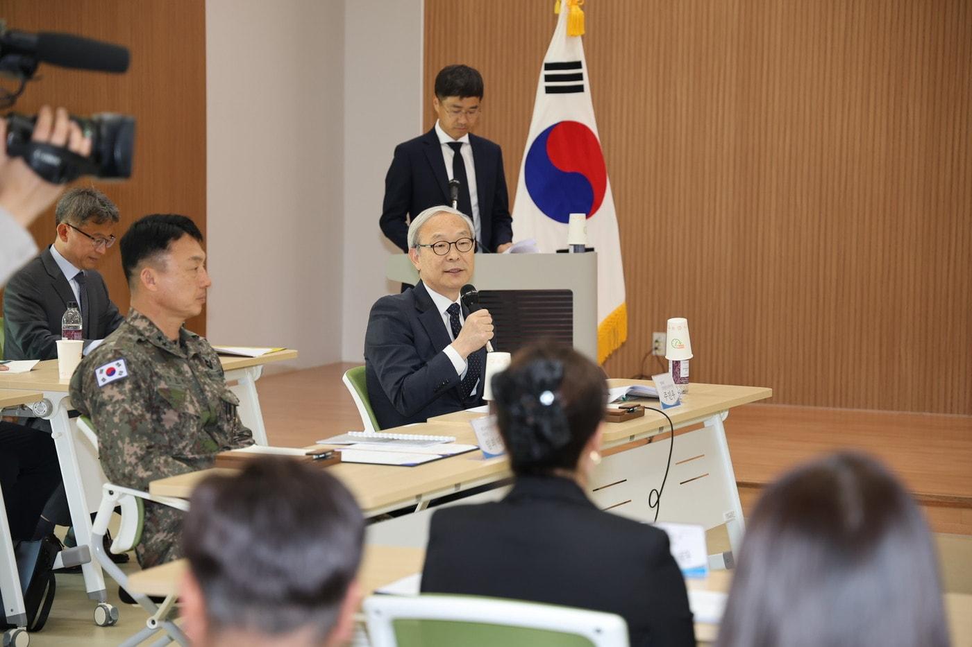 본문 이미지 - 주진우 청와대 공공갈등조정 비서관이 조정회의에서 발언하고 있다 (청와대 제공)