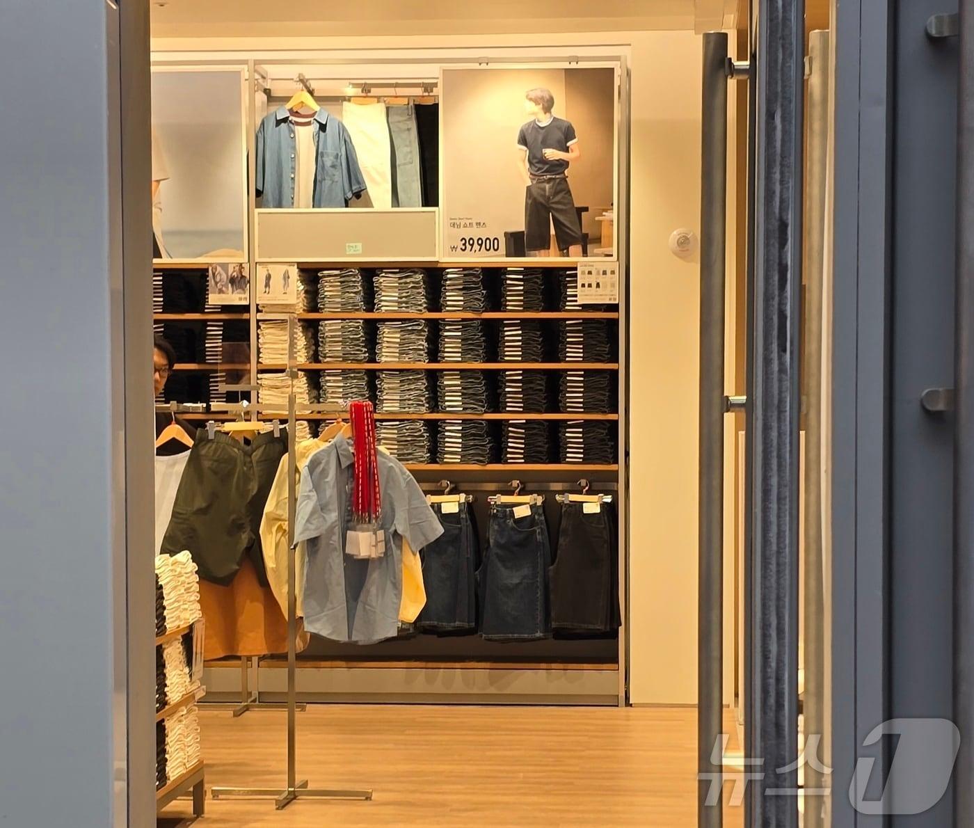 본문 이미지 - 지난 23일 명동에 오픈을 예정하고 있는 유니클로의 모습 ⓒ 뉴스1 최소망