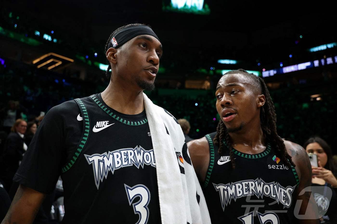 본문 이미지 - 미네소타 팀버울브스의 제이든 맥다니엘스(왼쪽)와 아요 도순무. ⓒ AFP=뉴스1