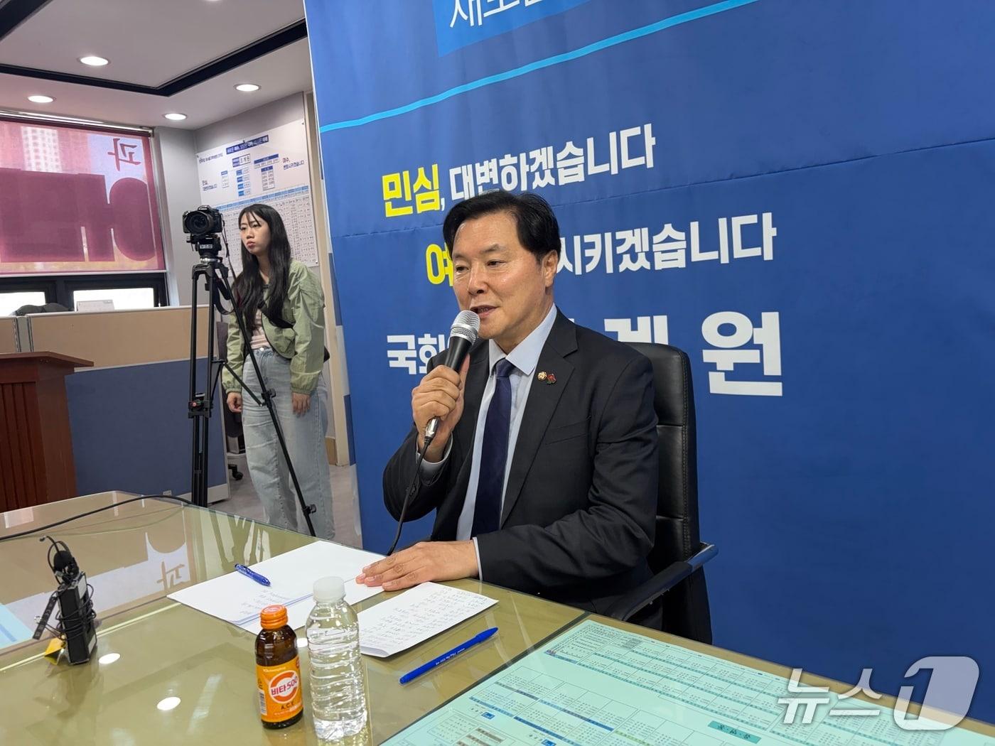 본문 이미지 - 조계원 민주당 의원이 24일 지역위원회 사무실에서 기자회견을 열고 당원명부유출 의혹에 대한 입장을 밝히고 있다.