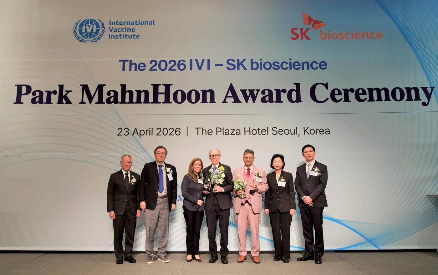 본문 이미지 - 4월23일 서울플라자호텔에서 개최된 '2026 국제백신연구소(IVI)–SK바이오사이언스 박만훈상' 시상식에서 주요 참석자들이 기념 촬영을 하고 있다. (SK바이오사이언스 제공)