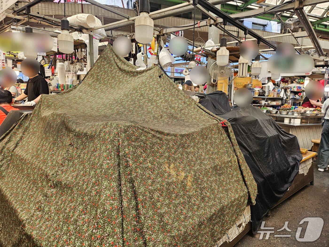 본문 이미지 - 24일 서울 종로구 광장시장에서 논란이 불거진 한 노점이 영업을 중단한 모습. 2026.04.24/뉴스1 ⓒ News1 유채연 기자