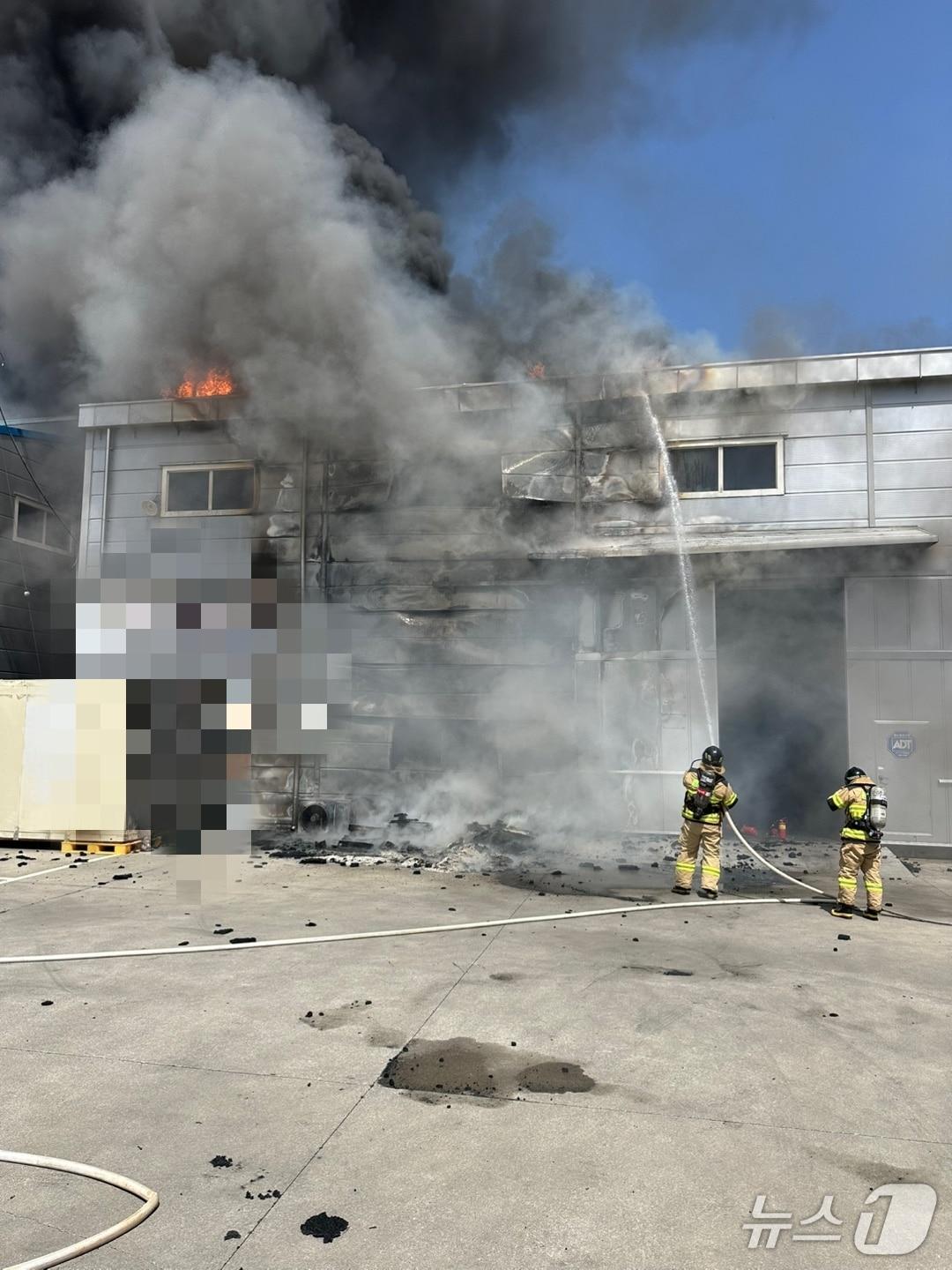 본문 이미지 - 24일 오전 10시 39분쯤 창원시 의창구 북면 월계리의 한 공장 물류창고에서 불이 나 소방관들이 진화에 나서고 있다.(창원소방본부 제공. 재판매 및 DB금지)