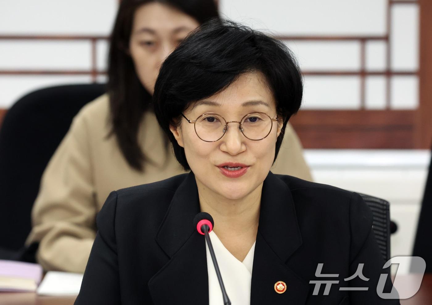본문 이미지 - 원민경 성평등가족부 장관이 24일 오후 사울 종로구 세종대로 정부서울청사에서 열린 제28차 청소년정책위원회에서 모두 발언을 하고 있다. 2026.4.24 ⓒ 뉴스1 김명섭 기자