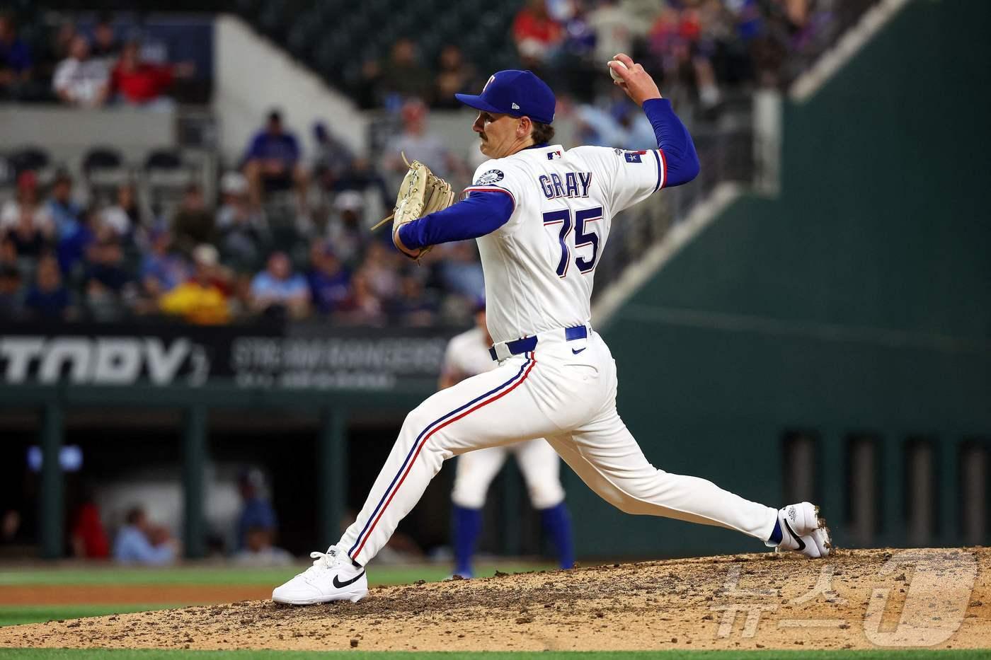 본문 이미지 - 텍사스 레인저스 투수 페이튼 그레이가 24일(한국시간) 열린 2026 메이저리그 피츠버그 파이리츠전에서 9회초 구원 등판해 역투하고 잇다. ⓒ AFP=뉴스1