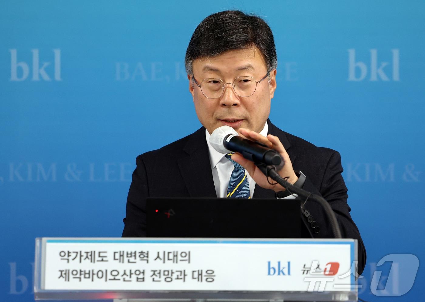 본문 이미지 - 이재국 한국제약바이오협회 부회장이 24일 서울 종로구 우정국로 법무법인(유한) 태평양 25층 세미나실에서 열린 '약가제도 대변혁 시대의 제약바이오산업 전망과 대응' 세미나에 참석해 축사를 하고 있다. 2026.4.24 ⓒ 뉴스1 김진환 기자