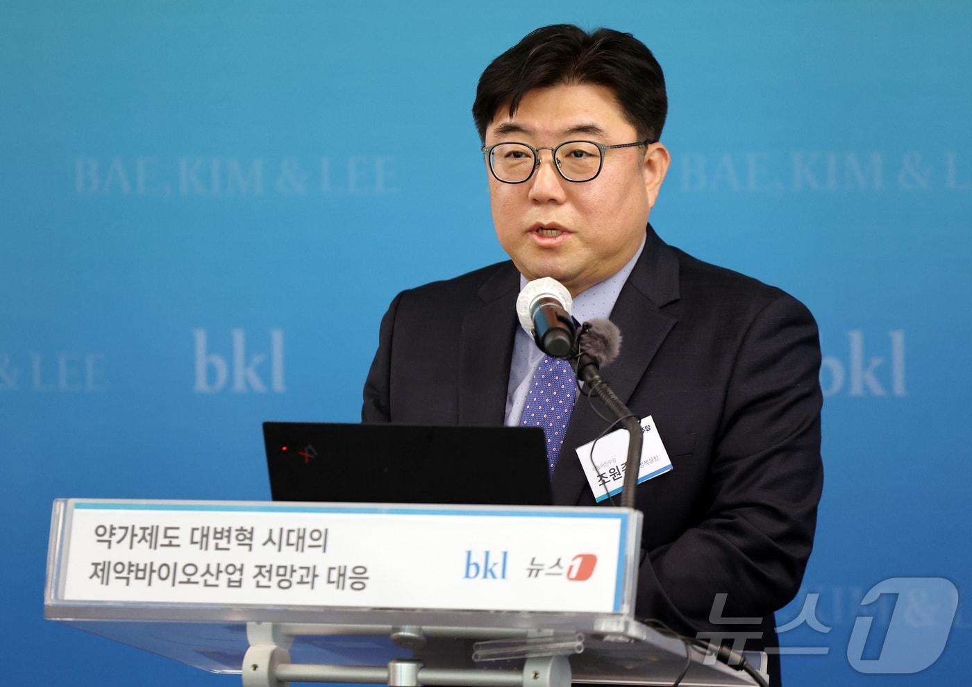 본문 이미지 - 조원준 더불어민주당 정책실장이 24일 서울 종로구 우정국로 법무법인(유한) 태평양 25층 세미나실에서 열린 '약가제도 대변혁 시대의 제약바이오산업 전망과 대응' 세미나에 참석해 ‘약가제도 개편과 정부정책 방향’이라는 주제로 발언하고 있다. 2026.4.24 ⓒ 뉴스1 김진환 기자