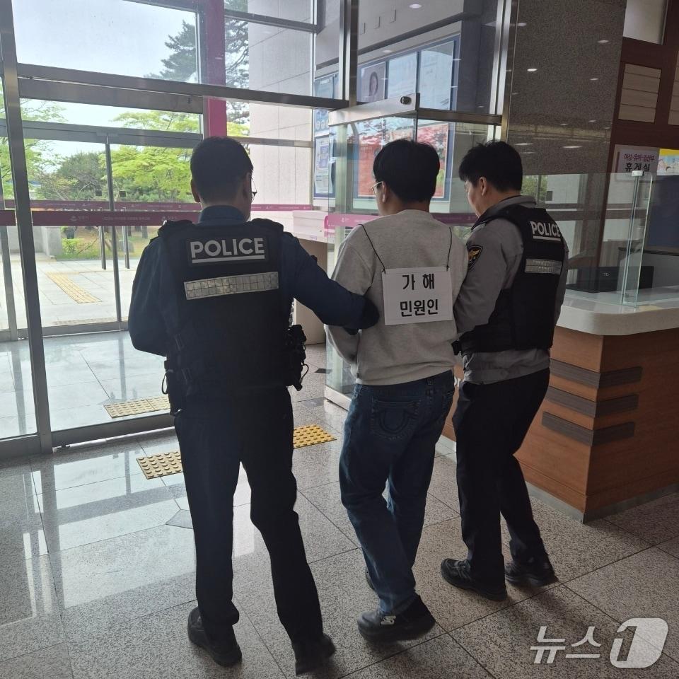 본문 이미지 - 강릉시, 특이민원 발생 대비 경찰합동 모의훈련.(강릉시 제공, 재판매 및 DB 금지) 2026.4.24/뉴스1