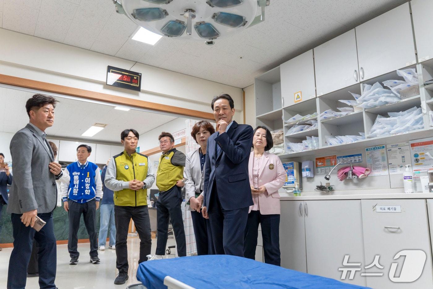 본문 이미지 - 우상호 더불어민주당 강원특별자치도지사 예비후보는 24일 근로복지공단 동해병원에서 근로복지공단의료노조 강원지부와 간담회를 했다.(우상호 예비후보 측 제공. 재판매 및 DB금지)/뉴스1