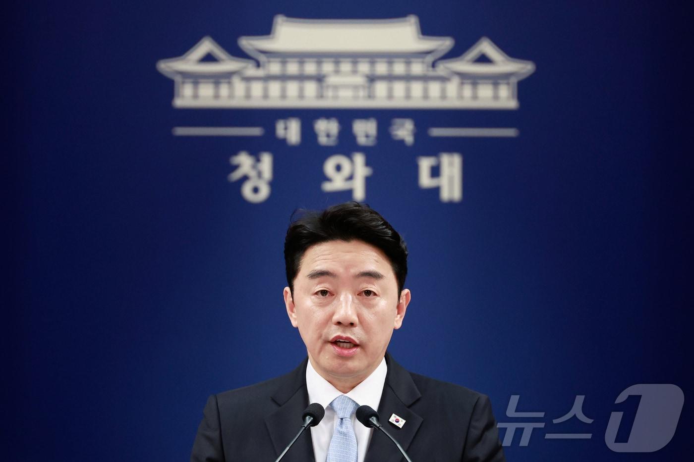 본문 이미지 - 강훈식 대통령 비서실장이 24일 청와대 춘추관에서 비상경제 상황 관련 브리핑을 하고 있다. (청와대통신사진기자단) 2026.4.24 ⓒ 뉴스1 허경 기자