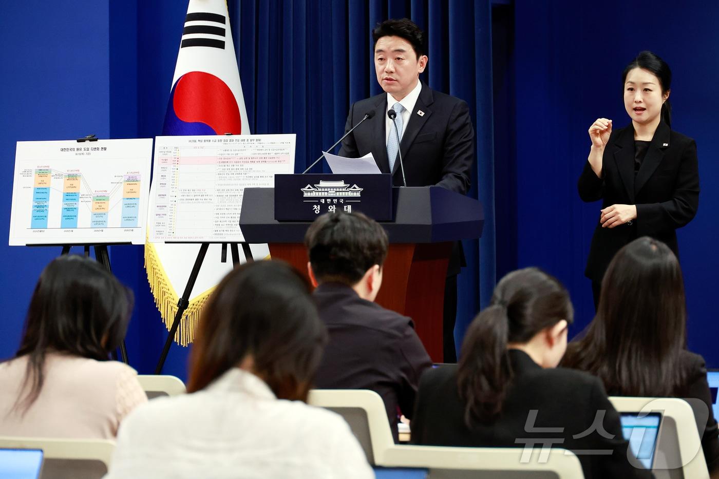 본문 이미지 - 강훈식 대통령 비서실장이 24일 청와대 춘추관에서 비상경제 상황 관련 브리핑을 하고 있다. (청와대통신사진기자단) 2026.4.24 ⓒ 뉴스1 허경 기자