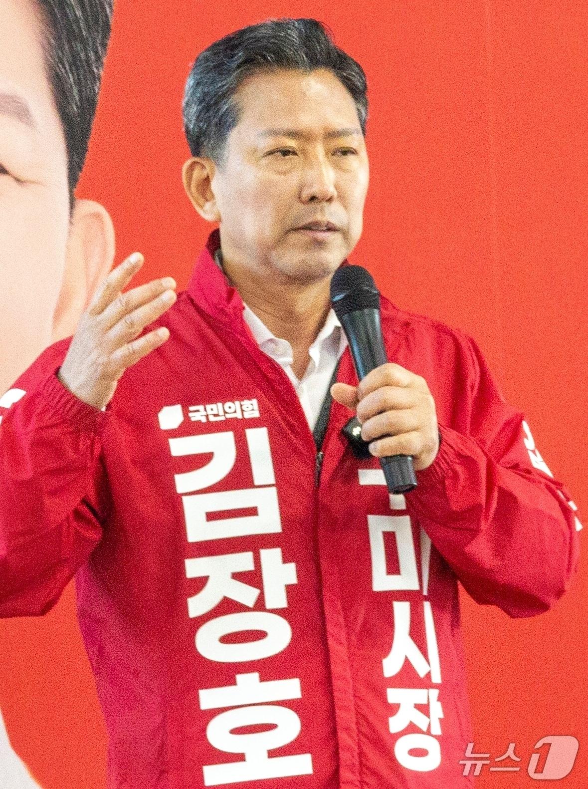 본문 이미지 - 김장호 국민의힘 구미시장 예비후보가 24일 임명배 예비후보 고소 관련 기자회견을 하고 있다.(김장호 캠프 제공 재판매 및 DB금지)/뉴스1