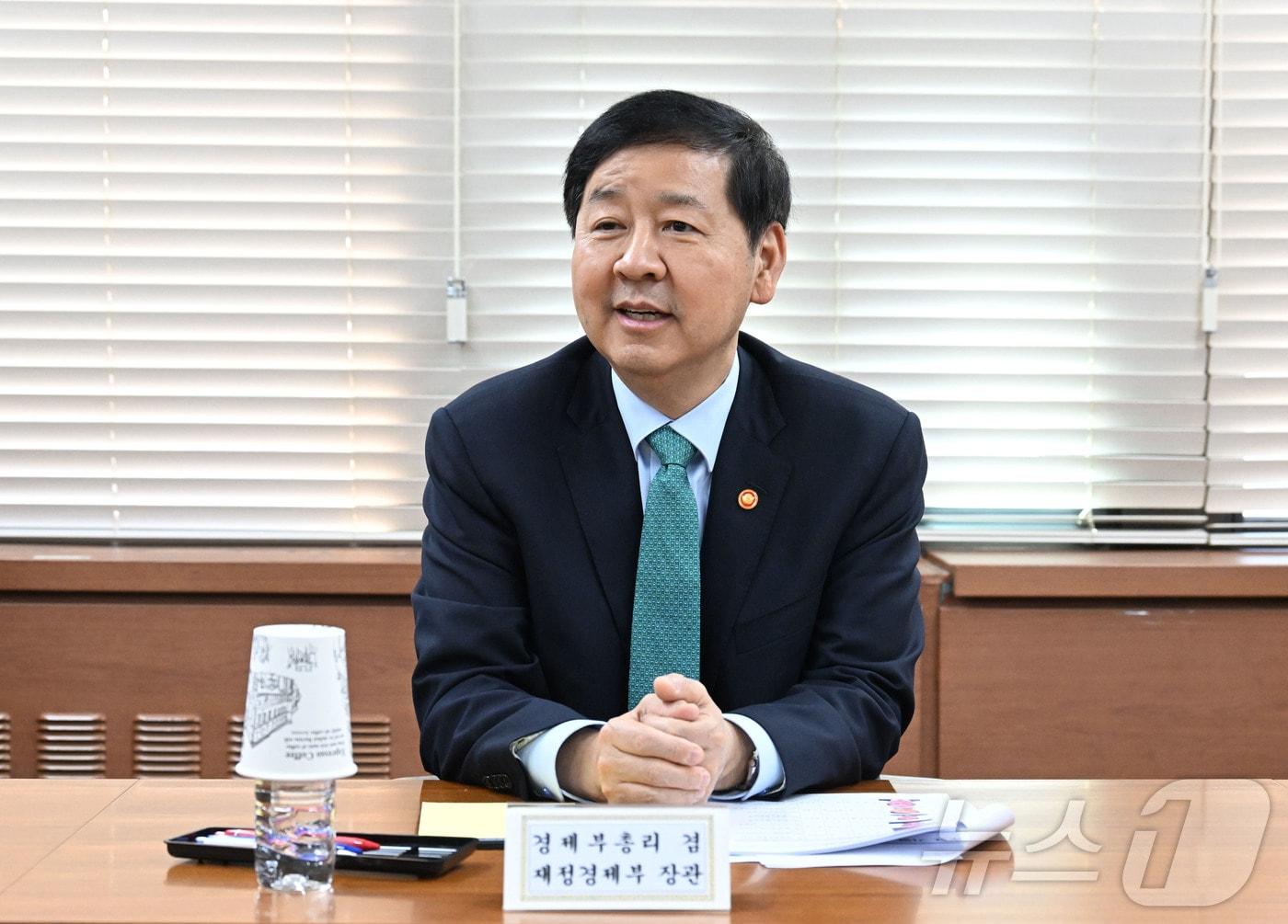 본문 이미지 - 구윤철 부총리 겸 재정경제부 장관. (재정경제부 제공. 재판매 및 DB 금지) 2026.4.24 ⓒ 뉴스1