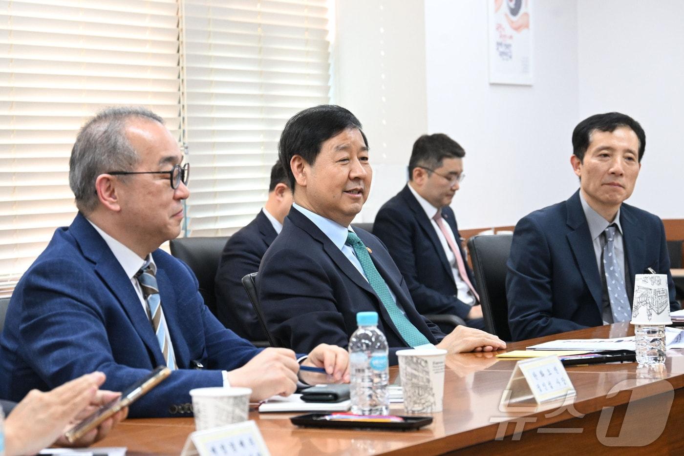 본문 이미지 - 구윤철 부총리 겸 재정경제부 장관이 24일 서울 종로구 정부서울청사에서 열린 주요기업 사장단 간담회에서 인사말을 하고 있다. (재정경제부 제공. 재판매 및 DB 금지) 2026.4.24 ⓒ 뉴스1