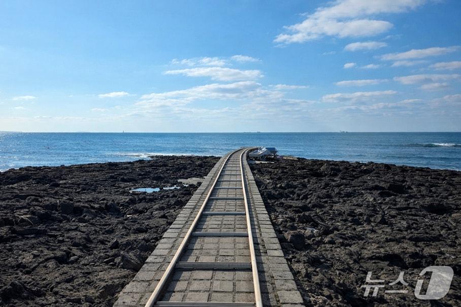 본문 이미지 - 제주 서귀포시 대정읍 일과1리에 있는 어장 진입로인 이른바 '바다기찻길'.(서귀포시 제공, 재판매 및 DB 금지)