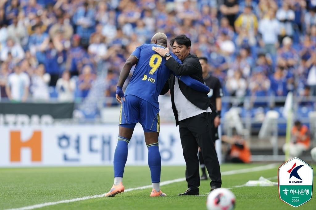 본문 이미지 - 울산 HD 김현석 감독과 공격수 말컹. (한국프로축구연맹 제공)