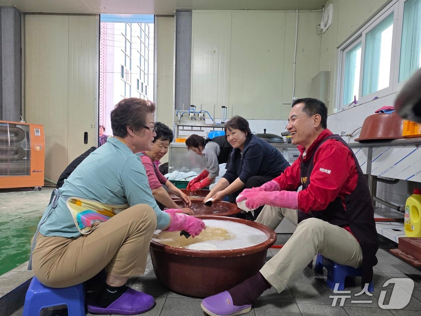 본문 이미지 - 김진태 국민의힘 강원특별자치도지사 예비후보가 지난 23일 철원군 동송읍의 한 마을회관에서 주민들과 함께 설거지를 하고 숙박하는 등 '회관일기' 6탄을 진행했다.(김진태 예비후보 측 제공. 재판매 및 DB금지)/뉴스1