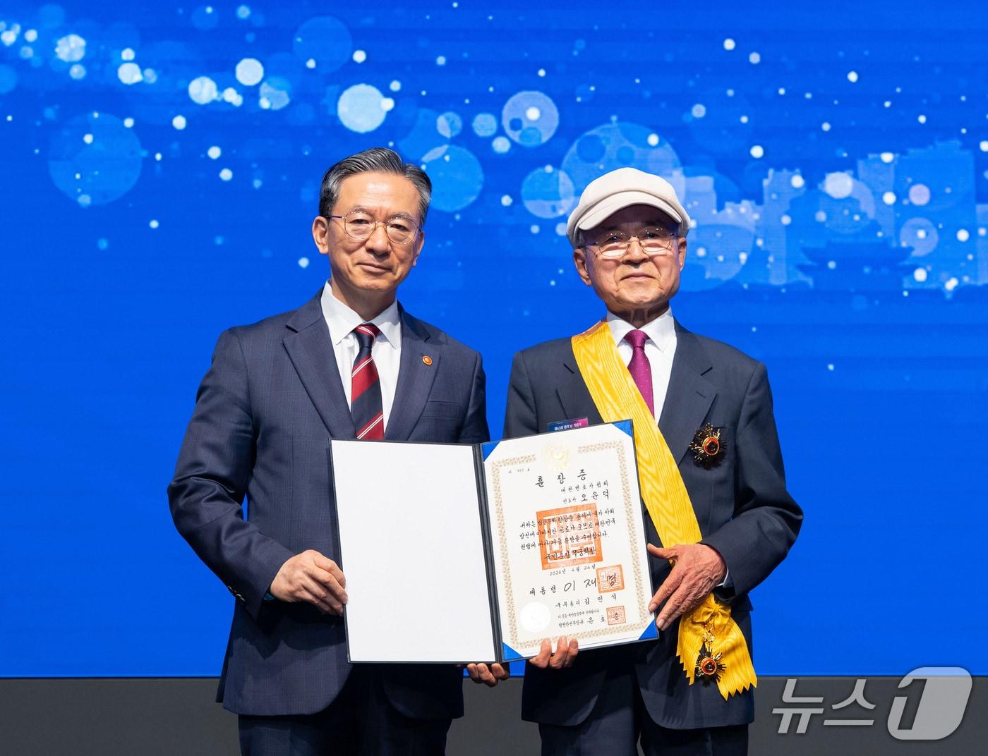 본문 이미지 - 정성호 법무부 장관이 24일 '법의 날'을 맞아 국민훈장 무궁화장을 수상한 오윤덕 변호사(사법연수원 3기)와 기념촬영을 하고 있다. (법무부 제공)