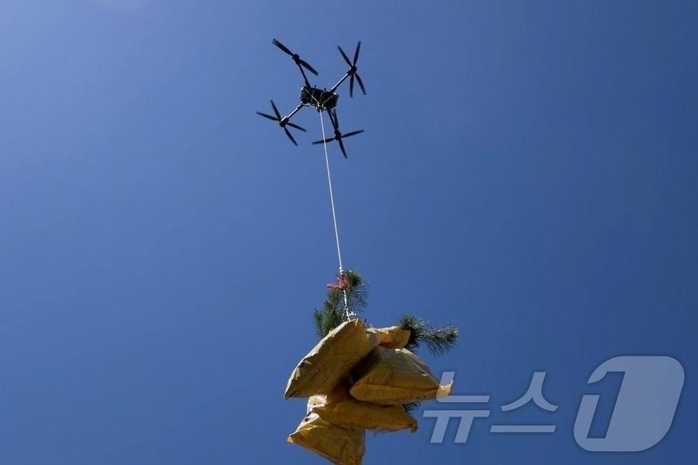 본문 이미지 - 충북 진천군 백곡면 국유림 조림 현장 드론 묘목 운송(충주국유림관리소 제공. 재판매 및 DB금지)