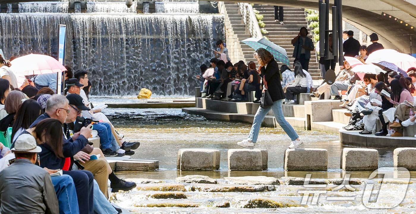 본문 이미지 - 서울 청계천에서 시민들이 더위를 식히고 있다. 2026.4.24 ⓒ 뉴스1 조연우 인턴기자