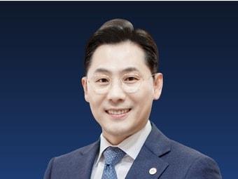 본문 이미지 - 사단법인 아름다운동행이 창립 20주년을 맞아 신임 이사장에는 김근영 수원제일교회 목사를 선임했다.