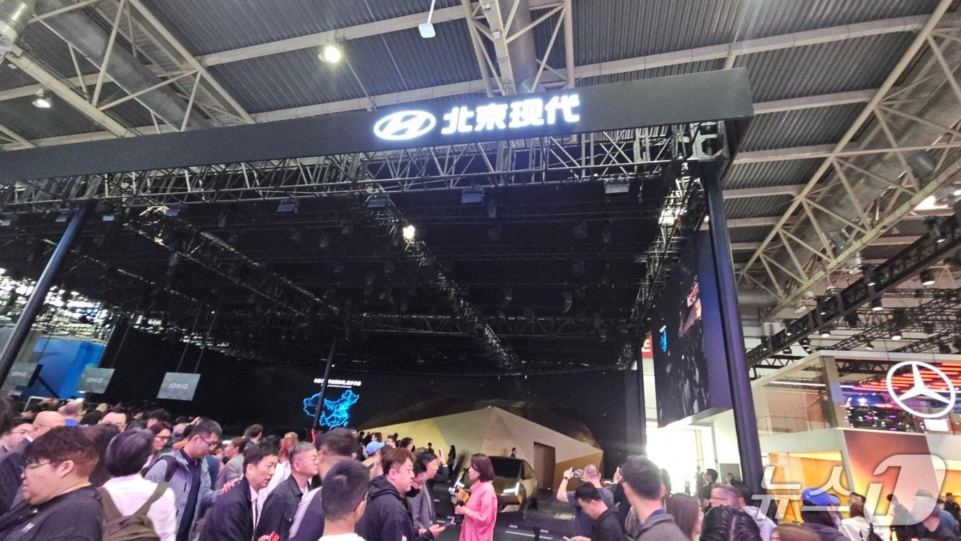 본문 이미지 - 24일 중국 베이징에서 개막한 베이징 모터쇼에 마련된 현대차 부스 모습.