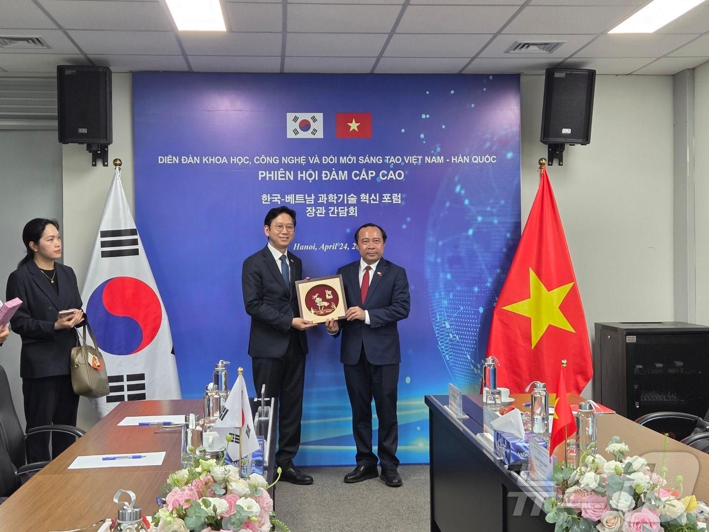 본문 이미지 - 24일 베트남 하노이 한-베 과학기술연구원(VKIST)에서 열린 '한·베 과학기술혁신 포럼' 장관 간담회에서 배경훈 부총리 겸 과학기술정보통신부 장관이 부 하이 꾸언 베트남 과학기술부 장관과 기념품을 들고 기념촬영을 하고 있다. (과기정통부 제공) 2026.4.24 ⓒ 뉴스1