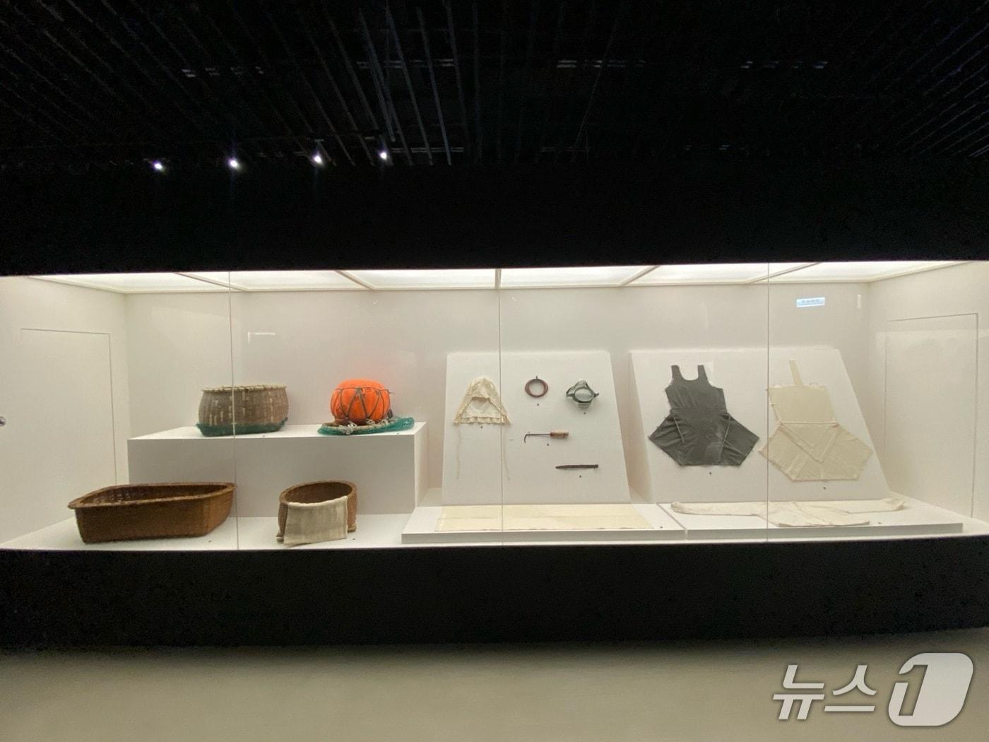 본문 이미지 - 내년 1월 3일까지 대만 신베이시 십삼행박물관서 전시되는 해녀 관련 물품 (국립해양박물관 제공. 재판매 및 DB금지)
