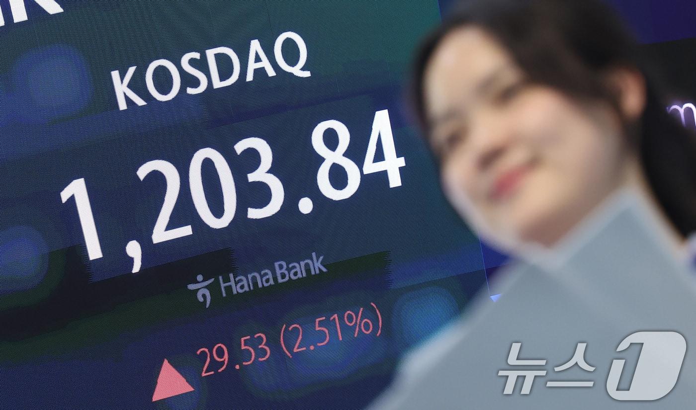 본문 이미지 - 코스닥지수는 2% 넘게 급등해 2000년 이후 처음으로 종가 기준 1,200선을 넘어선 24일 서울 중구 하나은행 본점 딜링룸에 종가가 나오고 있다.   2026.4.24 ⓒ 뉴스1 김성진 기자