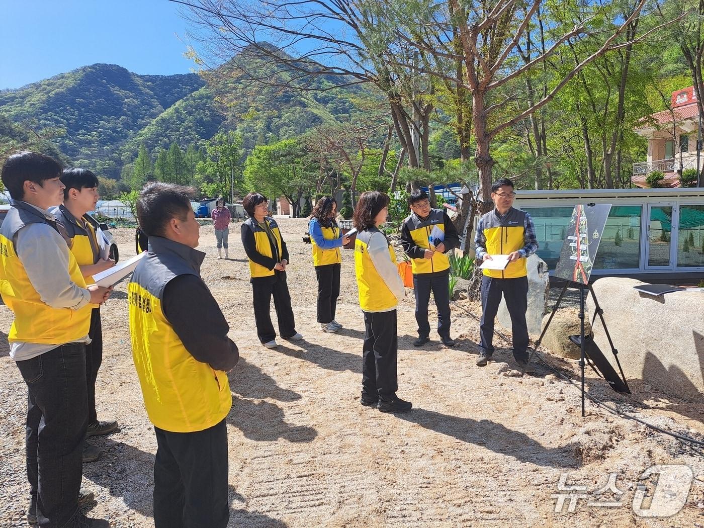 본문 이미지 - 괴산군 관계자들이 24일 청천면 상신리 신월천 일대에서 하천변 시설물 현장 조사를 하고 있다(괴산군 제공. 재판매 및 DB금지)