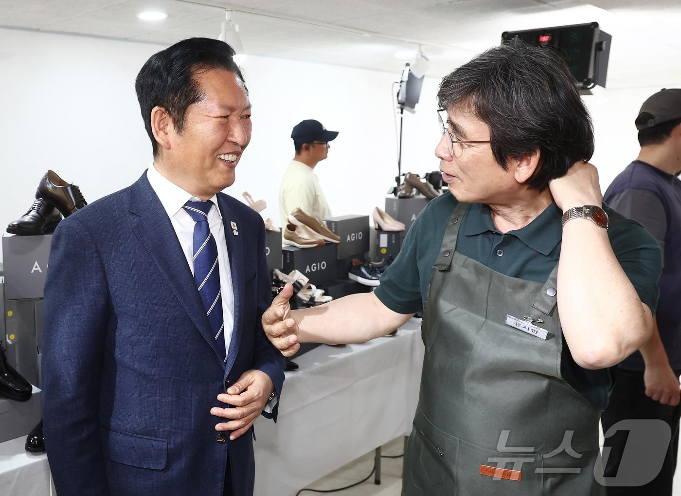 본문 이미지 - 정청래 더불어민주당 대표가 지난 4월 24일 오후 서울 성동구 언더스탠드에비뉴에 마련된 청각장애인 수제화 브랜드 '아지오' 매장 오픈 행사에 참석해 유시민 작가와 대화하고 있다. 2026.4.24 ⓒ 뉴스1 김민지 기자