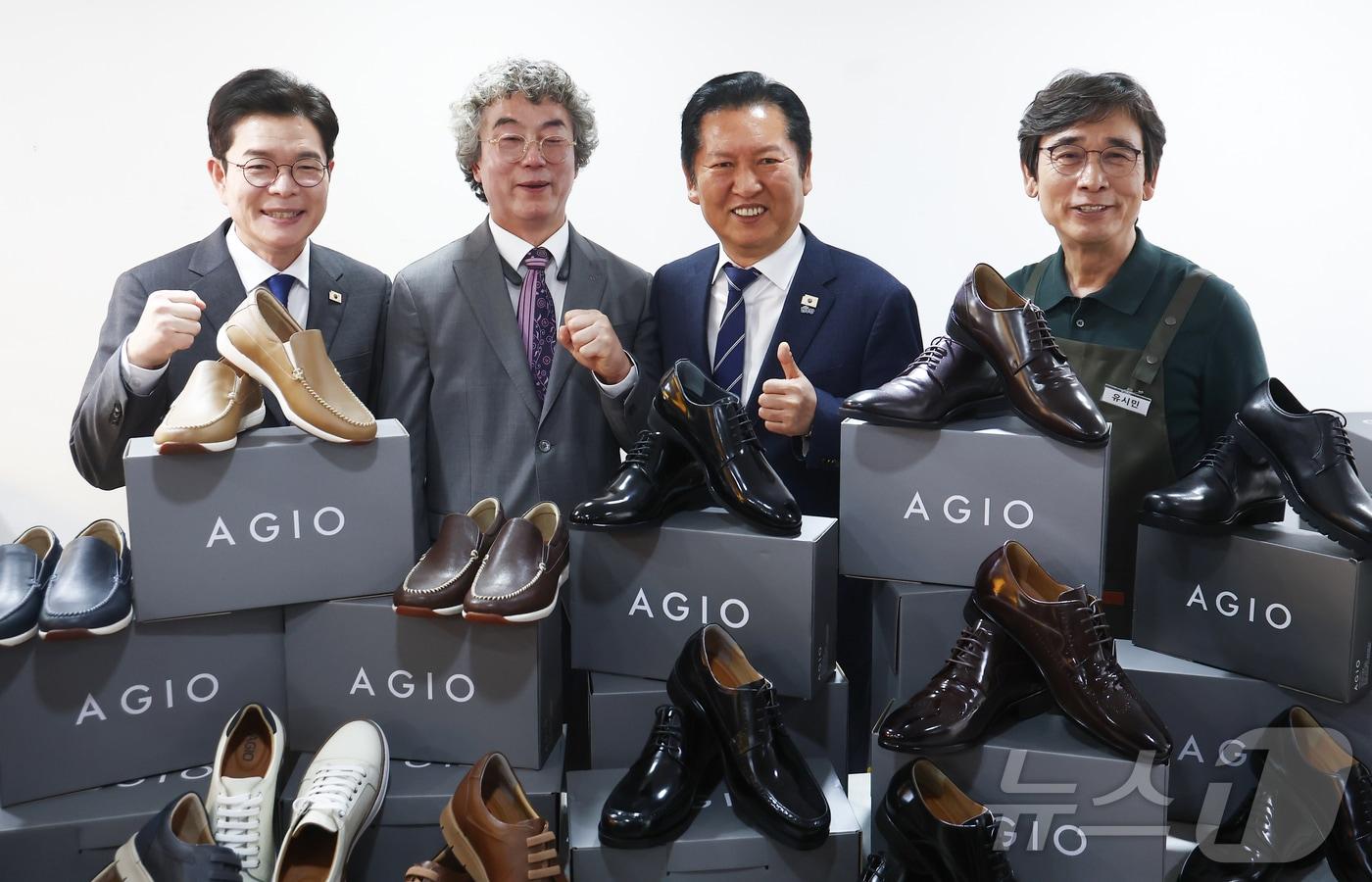 본문 이미지 - 24일 오후 서울 성동구 언더스탠드에비뉴에 마련된 청각장애인 수제화 브랜드 '아지오' 매장 오픈 행사에서 정원오 더불어민주당 서울시장 후보(왼쪽부터), 유석영 아지오 대표, 정청래 더불어민주당 대표, 유시민 작가가 기념촬영을 하고 있다. 2026.4.24 ⓒ 뉴스1 김민지 기자