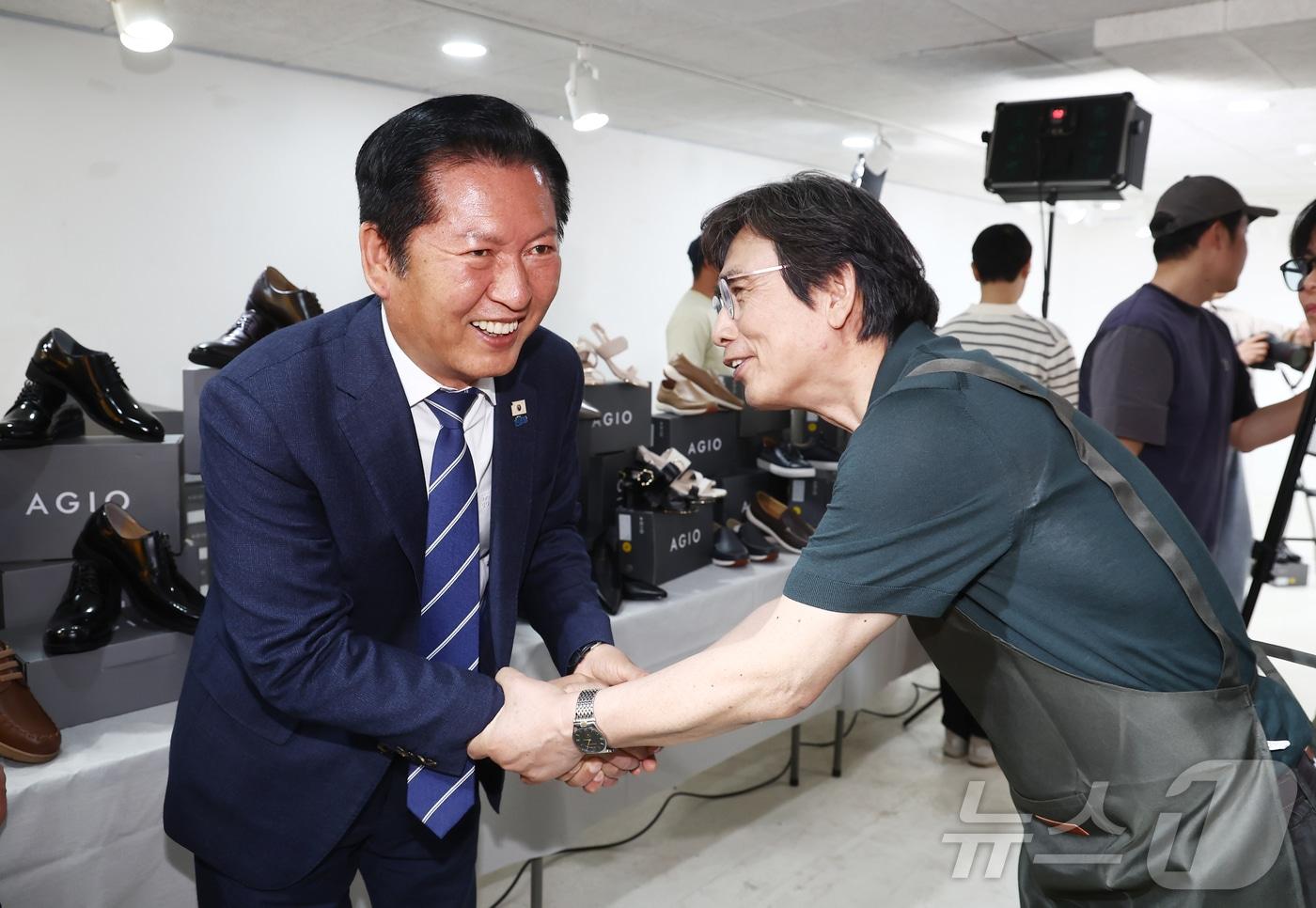 본문 이미지 - 정청래 더불어민주당 대표가 24일 오후 서울 성동구 언더스탠드에비뉴에 마련된 청각장애인 수제화 브랜드 '아지오' 매장 오픈 행사에 참석해 유시민 작가와 대화하고 있다. 2026.4.24 ⓒ 뉴스1 김민지 기자