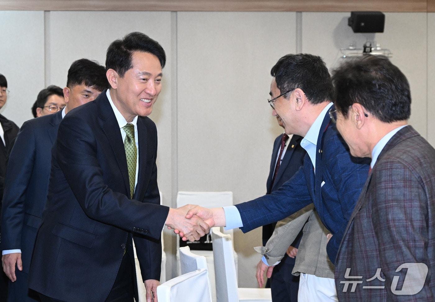 본문 이미지 - 오세훈 서울시장이 24일 서울시청에서 열린 '서울시-한국예총 서울시연합회' 간담회에서 문화예술인들과 인사를 나누고 있다.(서울시 제공)