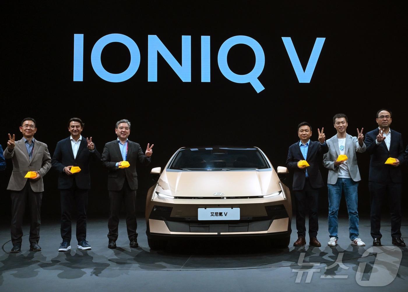 본문 이미지 - 24일 중국 베이징 전국국제전람중심 순의관에서 2026 베이징 국제 모터쇼 현대차 언론 공개 행사에서 참석자들이 포즈를 취하고 기념 촬영을 하고 있다. 왼쪽부터 오익균 현대차 중국권역본부장 부사장, 호세 무뇨스 현대차 사장, 장재훈 현대차그룹 부회장, 장젠용 베이징자동차그룹 동사장, 조쉬동 모멘타 CEO, 창루이 베이징자동차그룹 총경리. (현대차·기아 제공. 재판매 및 DB 금지) 2026.4.24 ⓒ 뉴스1