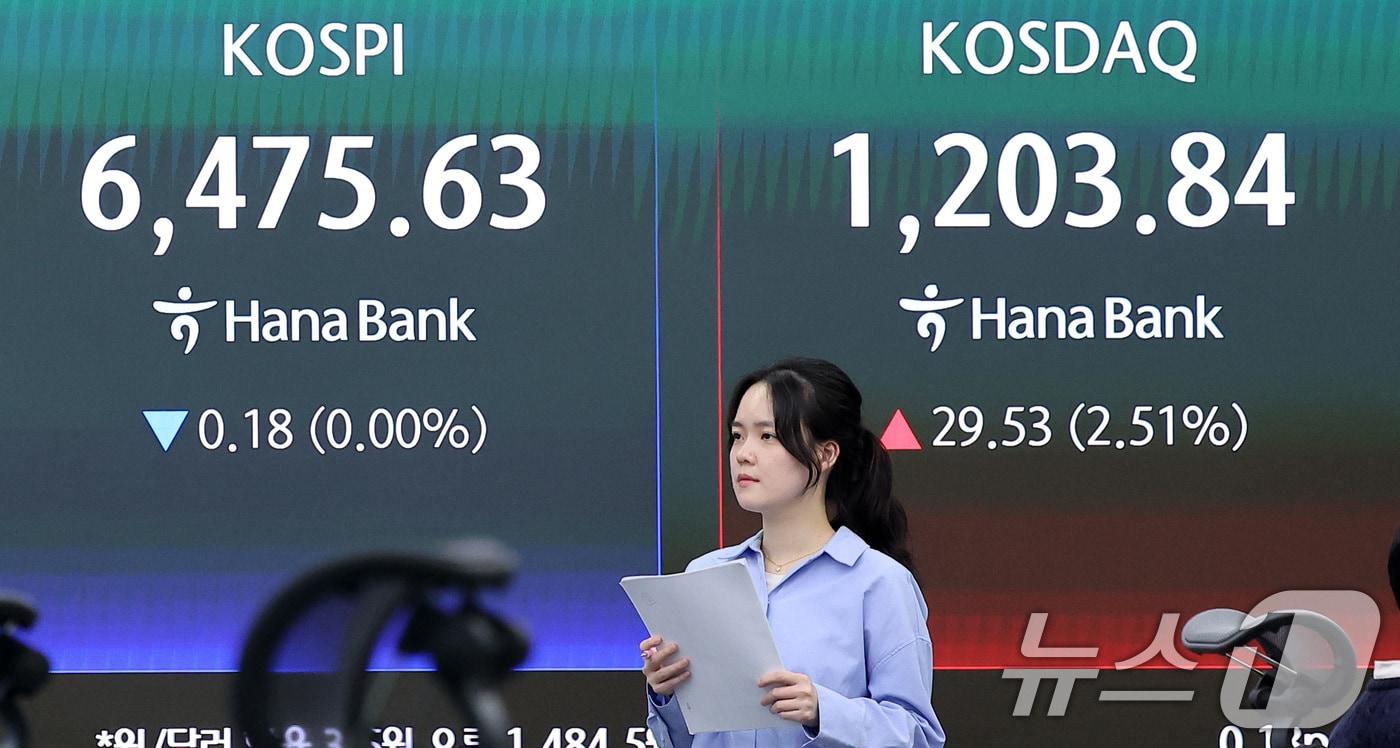 본문 이미지 - 코스닥지수는 2% 넘게 급등해 2000년 이후 처음으로 종가 기준 1,200선을 넘어선 24일 서울 중구 하나은행 본점 딜링룸에 종가가 나오고 있다.  2026.4.24 ⓒ 뉴스1 김성진 기자