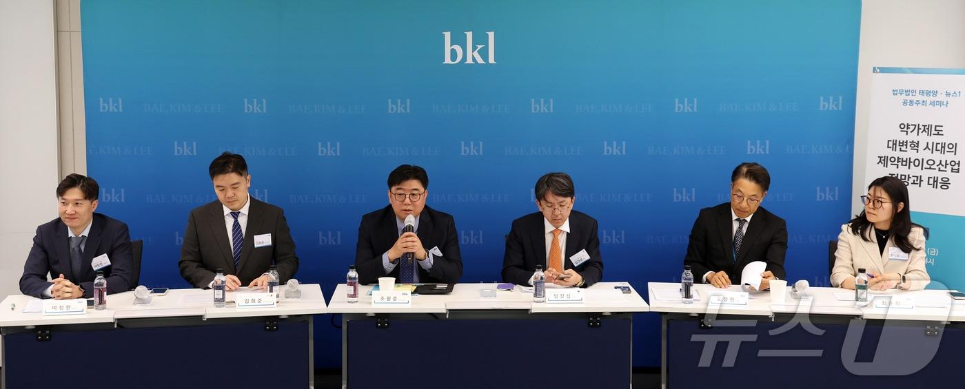 본문 이미지 - 여정현 법무법인 태평양 변호사, 김희준 뉴스1 바이오부장, 조원준 더불어민주당 정책실장, 임강섭 보건복지부 제약바이오산업과 과장, 오창현 법무법인 태평양 고문, 최윤희 전문위원이 24일 서울 종로구 우정국로 법무법인(유한) 태평양 25층 세미나실에서 열린 '약가제도 대변혁 시대의 제약바이오산업 전망과 대응' 세미나에 참석해 토론하고 있다. 2026.4.24 ⓒ 뉴스1 김진환 기자