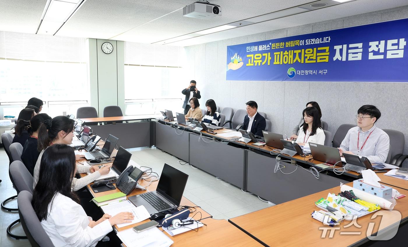 본문 이미지 - 서철모 서구청장이 구청 TF팀 회의실에서 고유가 피해지원금 담당자들을 격려하고 있다.(서구 제공. 재판매 및 DB금지)/뉴스1